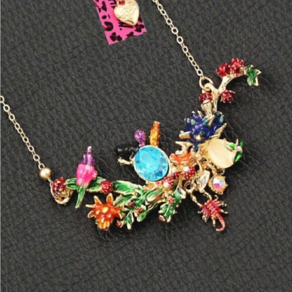 🌻 Betsey Johnson stunning bib style flowered necklace 🌻 - Picture 4 of 9